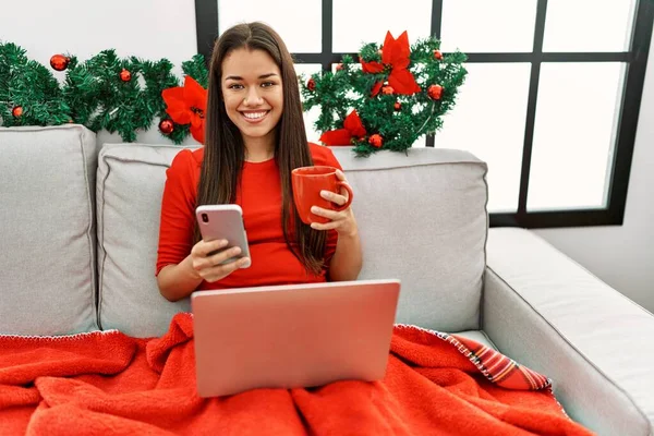 Jovem Mulher Latina Usando Smartphone Sentado Decoração Natal Casa — Fotografia de Stock