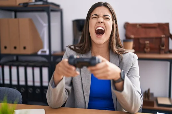 Spaanse Vrouw Werkt Kantoor Spelen Van Videospelletjes Boos Gek Schreeuwen — Stockfoto