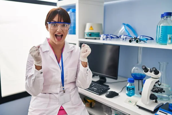 Jeune Femme Brune Travaillant Laboratoire Scientifique Célébrant Surpris Étonnés Par — Photo