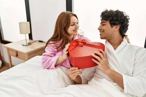 Молода Пара Посміхається Щасливий Тримає Подарунок Серцевої Коробки Валентинки Спальні — стокове фото