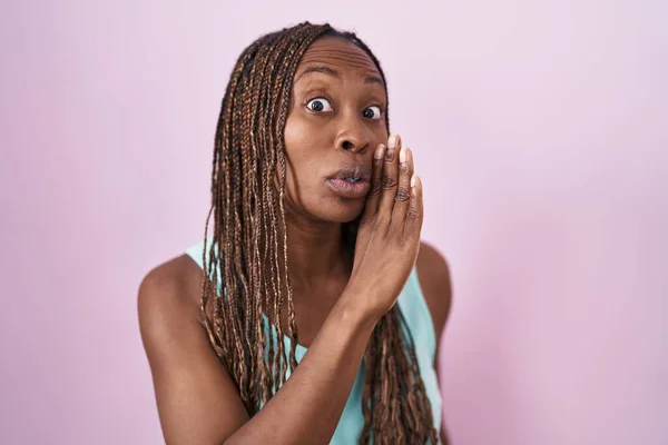 Afrikaans Amerikaanse Vrouw Staande Roze Achtergrond Hand Mond Vertellen Geheim — Stockfoto