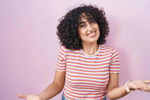 Ung Mellanöstern Kvinna Står Över Rosa Bakgrund Leende Glad Med — Stockfoto