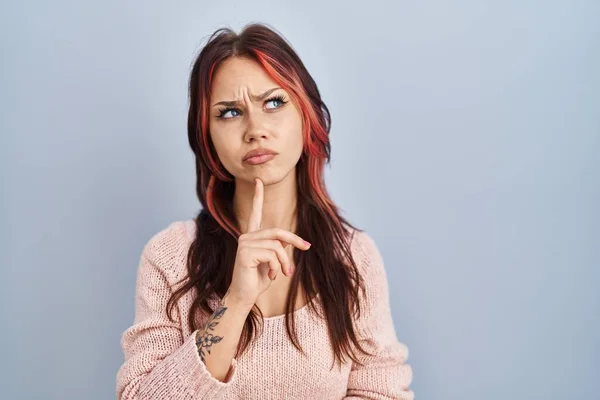 Young Caucasian Woman Wearing Pink Sweater Isolated Background Thinking Concentrated — Stock Photo, Image