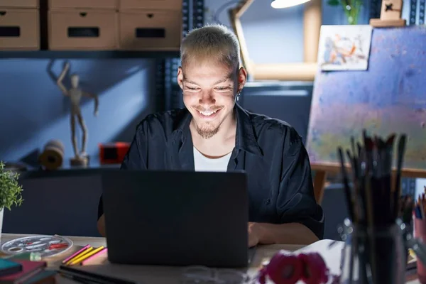 Geceleri Resim Stüdyosunda Dizüstü Bilgisayar Kullanan Genç Beyaz Bir Adam — Stok fotoğraf
