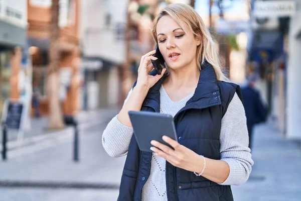 Genç Sarışın Kadın Akıllı Telefondan Konuşuyor Sokakta Dokunmatik Ped Kullanıyor — Stok fotoğraf