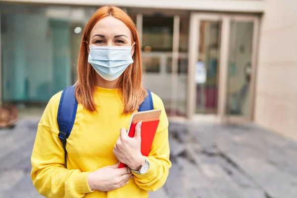 Νεαρή Γυναίκα Που Φοράει Μάσκα Ασφαλείας Και Φοιτητικό Σακίδιο Κρατώντας — Φωτογραφία Αρχείου