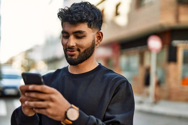 Junger Araber Lächelt Selbstbewusst Mit Smartphone Auf Der Straße — Stockfoto