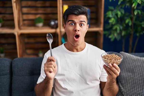 Spaanse Man Eet Gezonde Volkoren Granen Met Lepel Bang Geschokt — Stockfoto