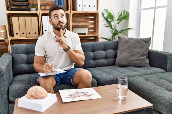 Schöner Hispanischer Mann Der Mit Dem Rorschach Test Der Psychologischen — Stockfoto