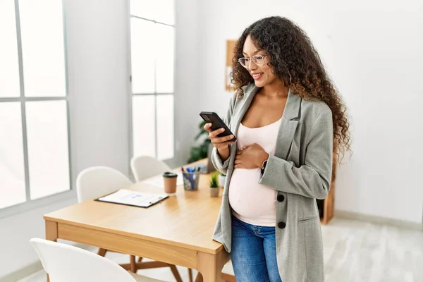Junge Lateinamerikanische Schwangere Lächelt Selbstbewusst Mit Smartphone Büro — Stockfoto
