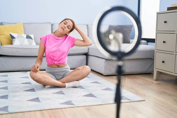 Junge Schöne Hispanische Frau Mit Online Stretching Kurs Hause — Stockfoto