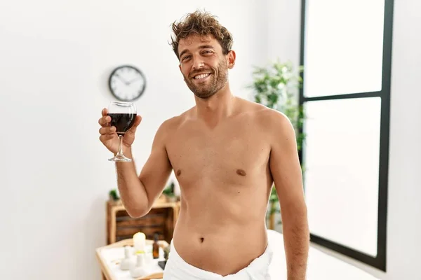 Joven Hispano Sonriendo Confiado Bebiendo Vino Centro Belleza — Foto de Stock