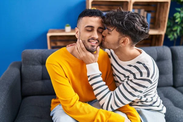 Deux Couples Hommes Embrassant Embrassant Assis Sur Canapé Maison — Photo