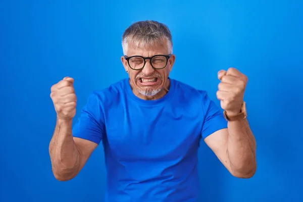Hispanic Man Grey Hair Standing Blue Background Angry Mad Raising — Stock Photo, Image