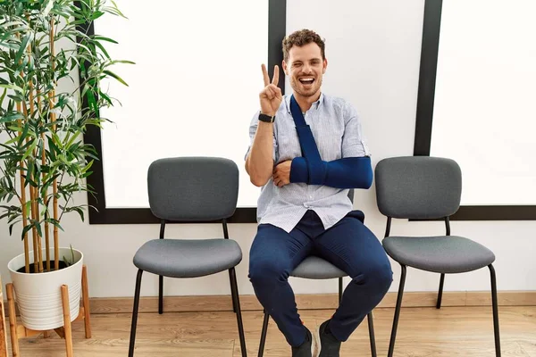 Guapo Joven Sentado Sala Espera Del Médico Con Lesión Brazo — Foto de Stock