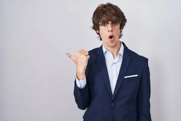 Ισπανόφωνος Επιχειρηματίας Νεαρός Άνδρας Φορώντας Γυαλιά Έκπληκτος Δείχνοντας Χέρι Δάχτυλο — Φωτογραφία Αρχείου