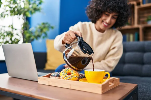 Young Middle East Woman Using Laptop Having Breakfast Home — Fotografia de Stock