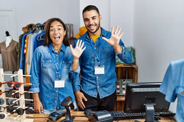 Junge Leute Die Einer Boutique Arbeiten Zeigen Mit Fingern Nummer — Stockfoto