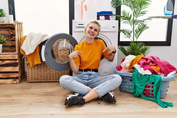 Jonge Blonde Vrouw Doen Wasgoed Zitten Door Wasmachine Kijken Zelfverzekerd — Stockfoto