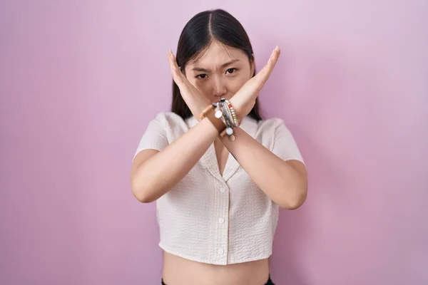 Chinese Jonge Vrouw Staan Roze Achtergrond Afwijzing Expressie Kruising Armen — Stockfoto