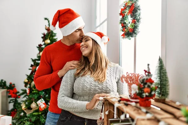 Pareja Joven Sonriendo Feliz Usando Sombrero Navidad Pie Con Sonrisa —  Fotos de Stock