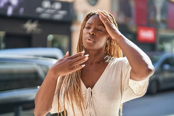 Sokakta Terleyen Afrikalı Amerikalı Kadın — Stok fotoğraf