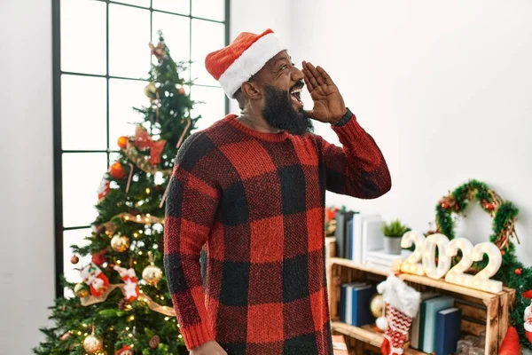 Hombre Afroamericano Con Sombrero Santa Claus Pie Junto Árbol Navidad — Foto de Stock