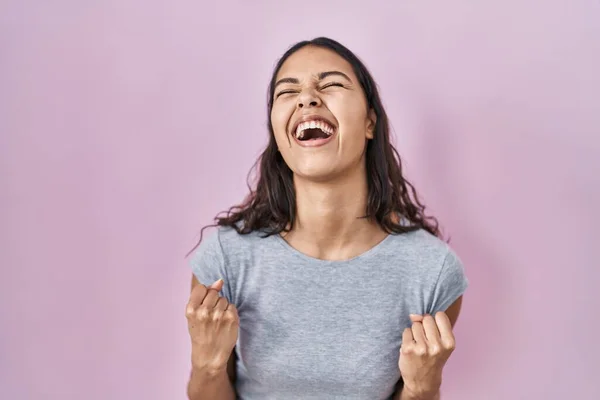 Junge Brasilianerin Lässigem Shirt Vor Rosa Hintergrund Sehr Glücklich Und — Stockfoto