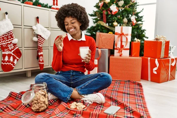 Jovem Afro Americana Tomando Café Manhã Sentado Árvore Natal Casa — Fotografia de Stock