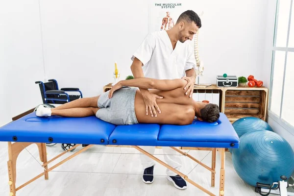 Due Uomini Ispanici Fisioterapista Paziente Avendo Sessione Riabilitazione Massaggiare Indietro — Foto Stock