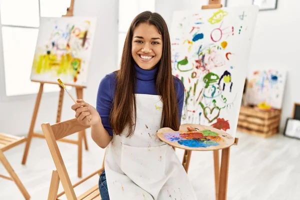 Young Latin Woman Smiling Confident Holding Paintbrush Palette Art Studio — ストック写真