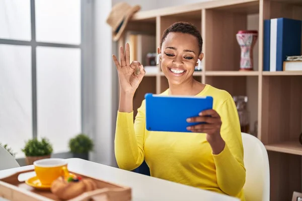 African American Woman Using Touchpad Sitting Table Breakfast Doing Sign — Stock Photo, Image