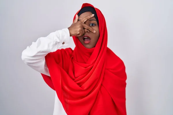 Young Arab Woman Wearing Traditional Islamic Hijab Scarf Peeking Shock — Stock Photo, Image