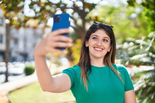 Junge Hispanische Frau Lächelt Selbstbewusst Und Macht Selfie Mit Smartphone — Stockfoto