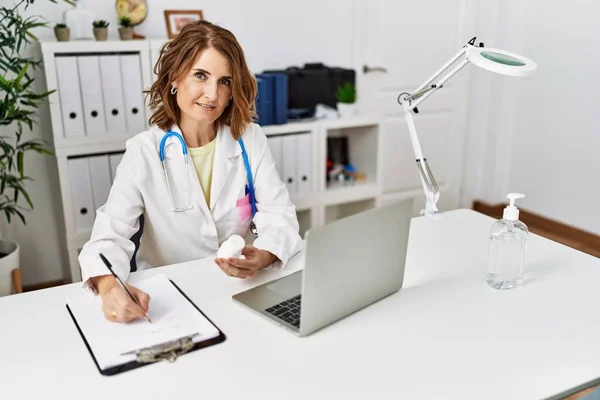 Femme Hispanique Moyen Âge Portant Uniforme Médecin Tenant Des Pilules — Photo