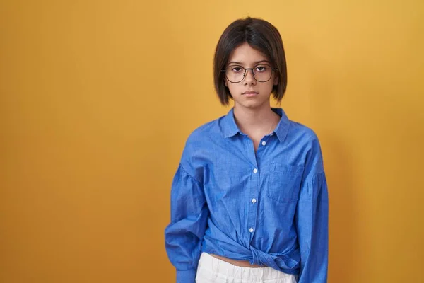 Ein Junges Mädchen Steht Skeptisch Und Nervös Vor Gelbem Hintergrund — Stockfoto