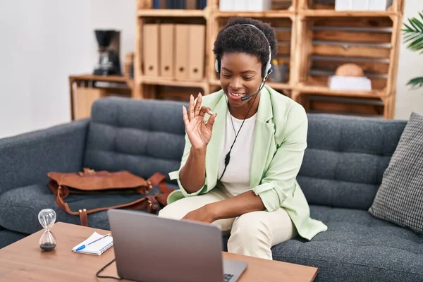 アフリカ系アメリカ人の女性は 指でOkサインを行う相談所でオンラインセッションを行っています 笑顔優しいジェスチャー優れたシンボル — ストック写真