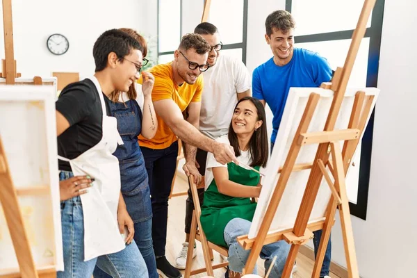 Grupo Personas Sonriendo Feliz Mirando Sorteo Pareja Estudio Arte —  Fotos de Stock