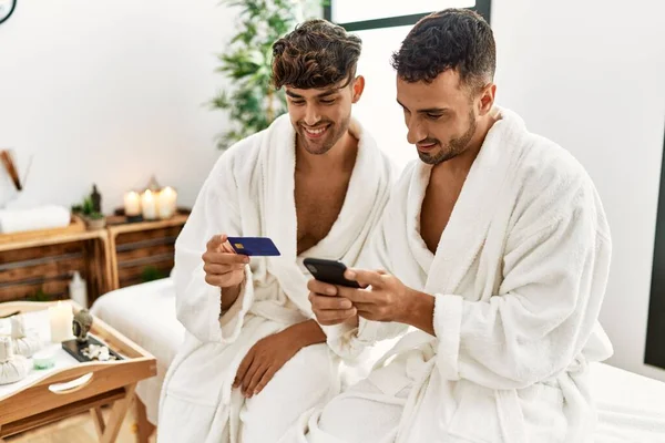 Två Latinamerikanska Män Par Som Innehar Kreditkort Och Smartphone Sitter — Stockfoto