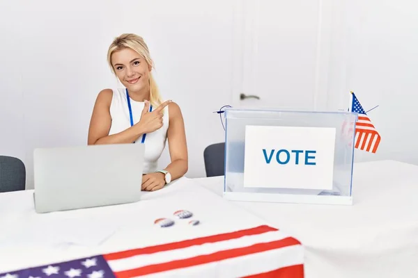 Jeune Femme Caucasienne Élection Campagne Politique Américaine Gaie Avec Sourire — Photo