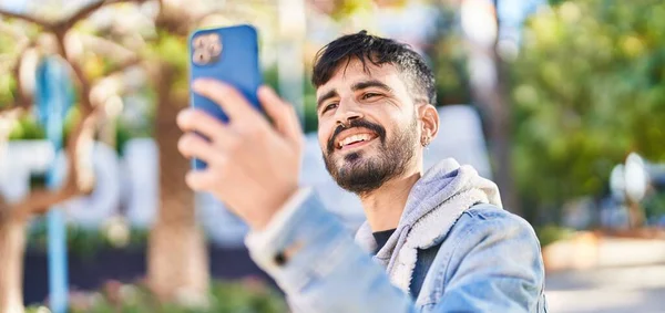 Genç Spanyol Adam Gülümsüyor Parkta Kendine Güvenen Bir Video Çağrısı — Stok fotoğraf