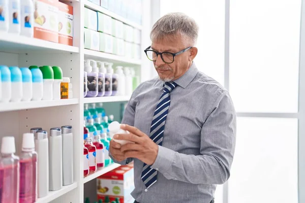 Medelålders Gråhårig Man Kund Läsa Piller Etikett Laboratoriet — Stockfoto