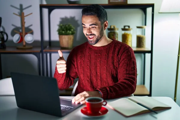 Junger Hispanischer Mann Mit Bart Der Nachts Hause Einen Computer — Stockfoto