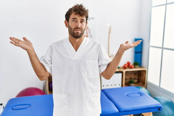 Homem Fisioterapeuta Bonito Jovem Que Trabalha Clínica Recuperação Dor Sem — Fotografia de Stock