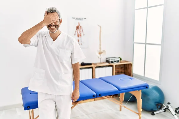 Der Hispanische Therapeut Mittleren Alters Der Einer Schmerzklinik Arbeitet Lächelt — Stockfoto