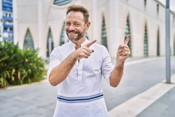 Şehirdeki Orta Yaşlı Adam Gülümsüyor Kameraya Bakıyor Iki Eliyle Parmaklarıyla — Stok fotoğraf