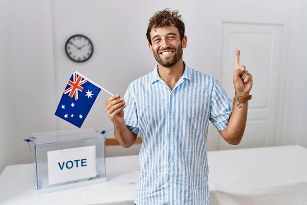 Jonge Knappe Man Bij Politieke Campagne Verkiezing Met Australische Vlag — Stockfoto