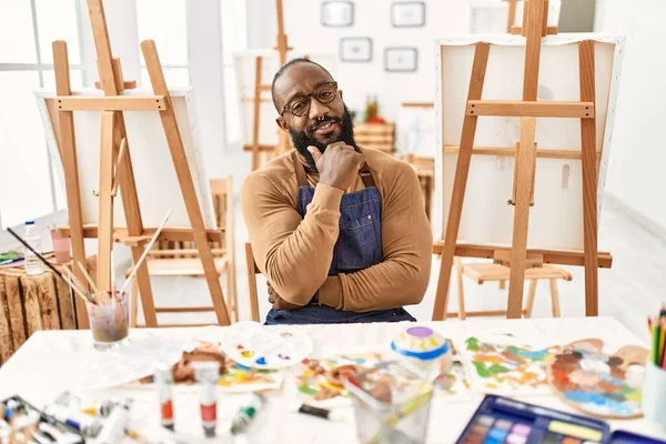 Sanat Stüdyosundaki Afrikalı Amerikalı Sanatçı Kameraya Kollarını Kavuşturup Gülümseyen Çenesini — Stok fotoğraf