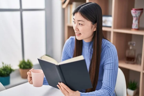 Mujer China Leyendo Libro Tomando Café Casa — Foto de Stock