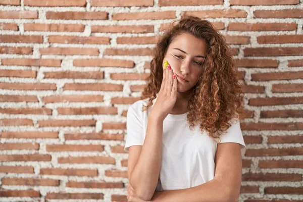 Jonge Blanke Vrouw Staande Bakstenen Muur Achtergrond Denken Kijken Moe — Stockfoto